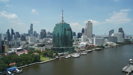 lapso de tiempo de bangkok, tailandia, distrito central, río chao phraya frente al río, edificios modernos, torres y tráfico fluvial