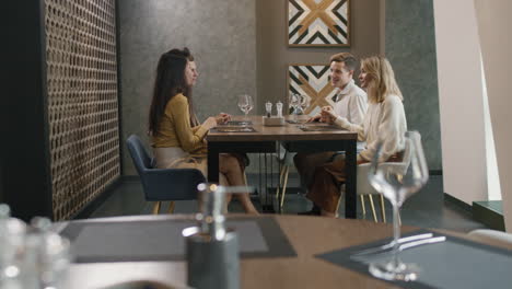 amigos disfrutando de la cena en un restaurante