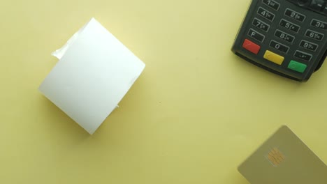 papel higiénico y terminal de pago con tarjeta de crédito
