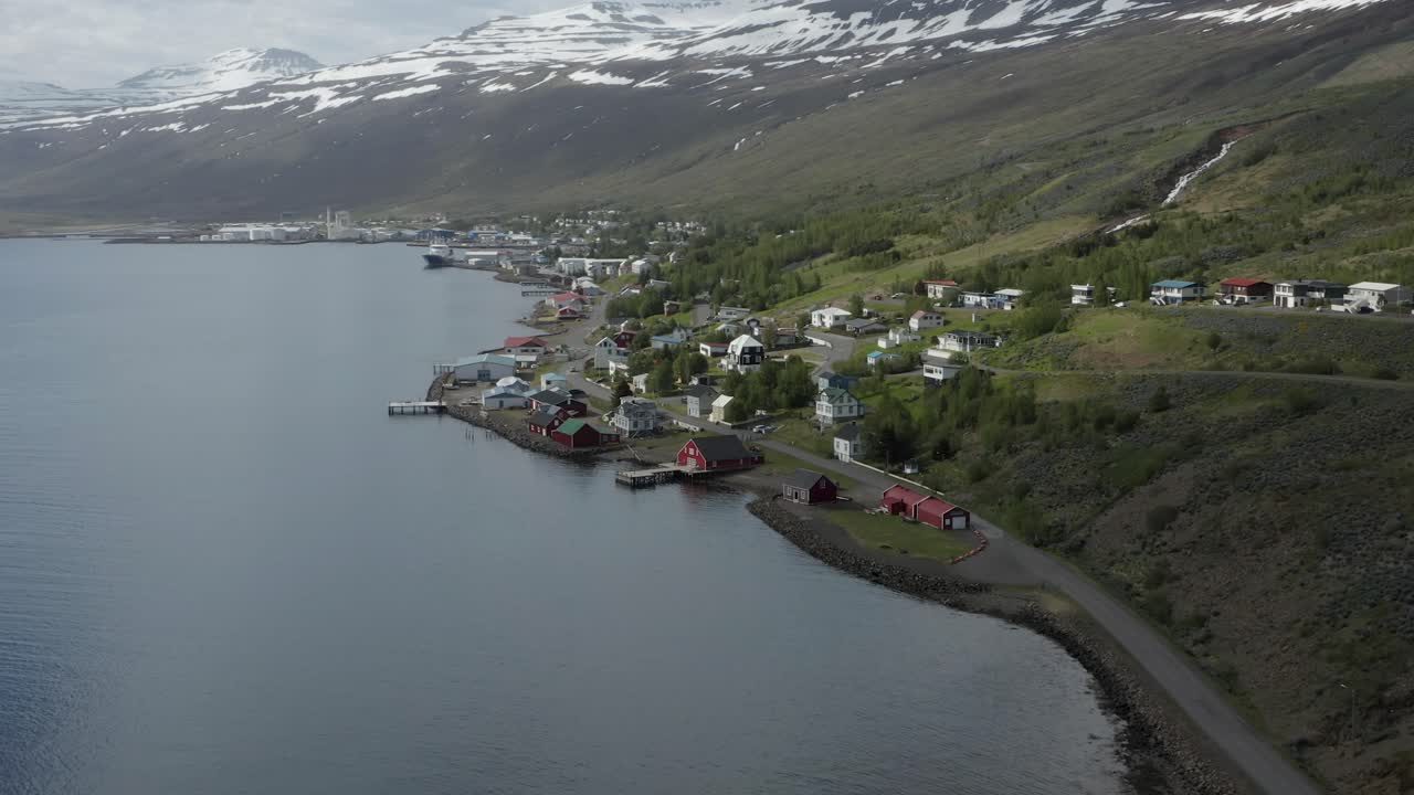 아름다운 피요르드 기슭에 있는 목가적인 아이슬란드 마을 에스키피요르두르
