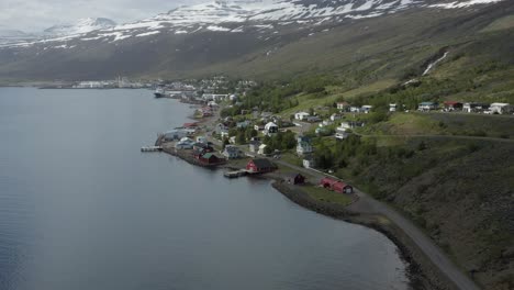 Idyllisches-Isländisches-Dorf-Eskifjordur-Am-Ufer-Des-Wunderschönen-Fjords,-Antenne