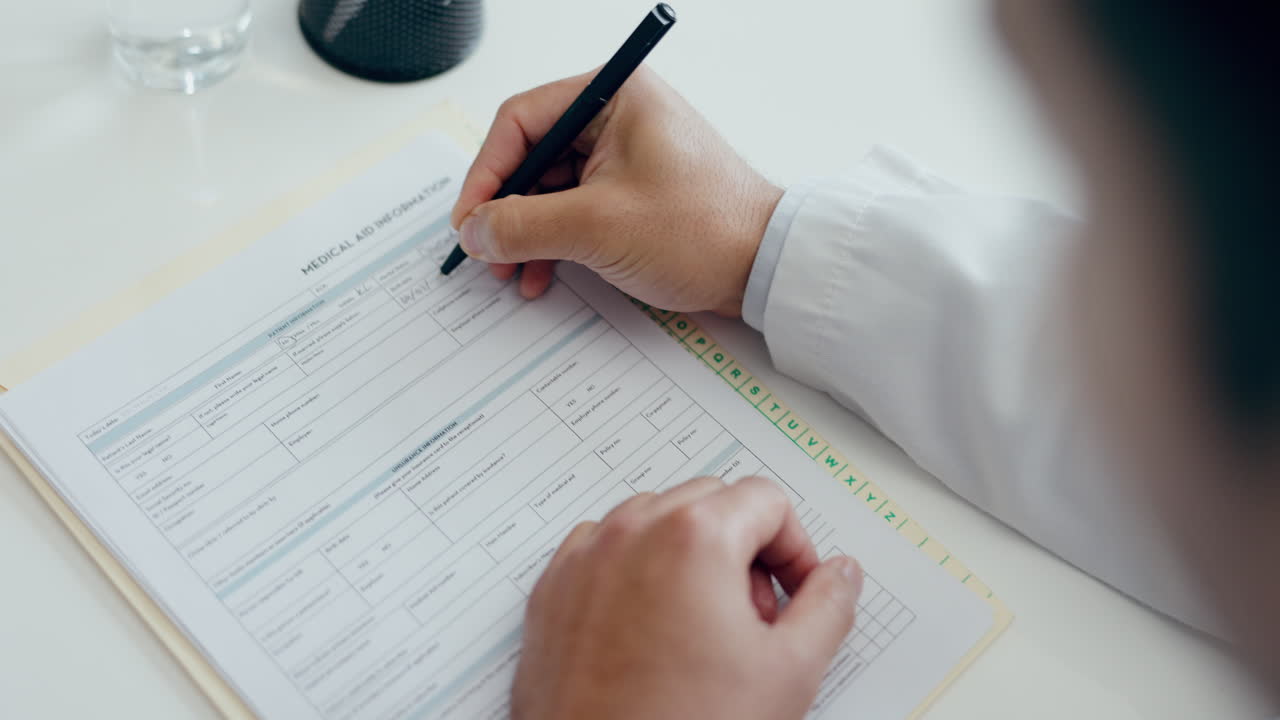 médico, mano y escritura en la lista de verificación médica