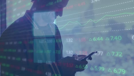animación del procesamiento de datos del mercado de valores sobre un hombre caucásico feliz que usa un teléfono inteligente en la oficina