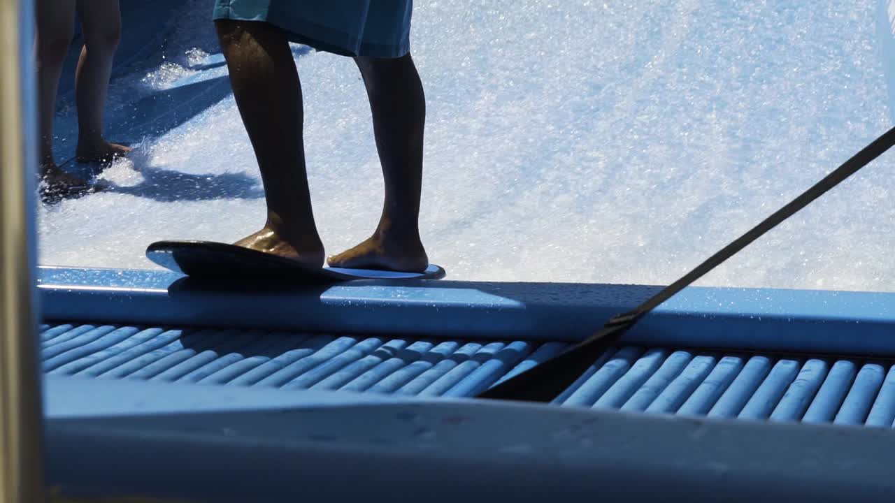 숙련된 라이더가 웨이브 머신에 떨어지고 슬로우 모션으로 서핑합니다.