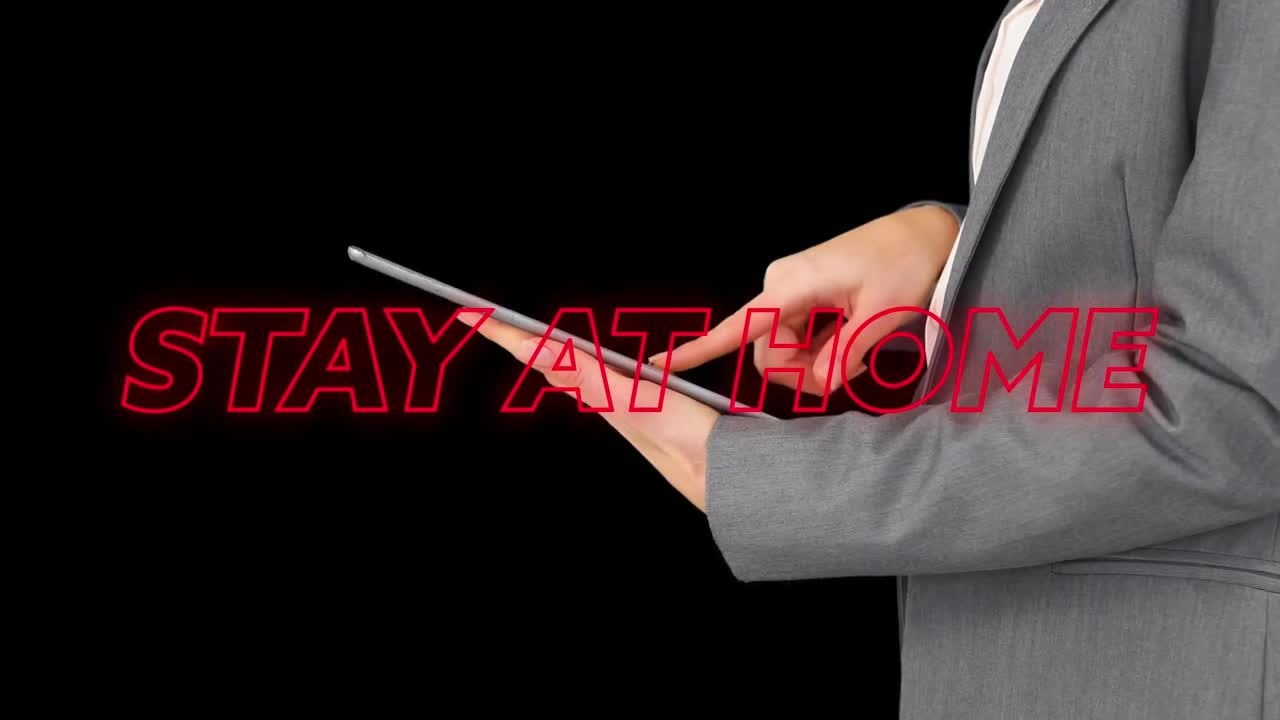 タブレットを使用する白人男性の上で家に滞在するカラフルなネオン文字のアニメーション