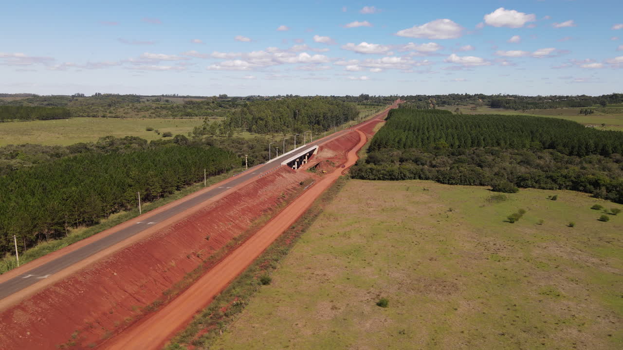 puente en construcción en un lugar rural