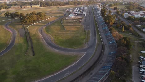 Aerial-Flyover-Autódromode-Buenos-Airs-Eine-Rennstrecke-Mit-Schnellen-Rennwagen-Während-Des-Sonnenuntergangs