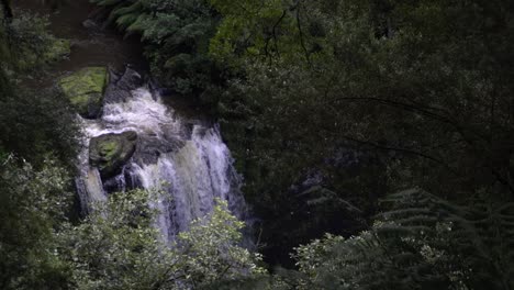 Vista-Del-Gran-Arroyo-De-La-Cascada-Desde-Arriba-Entre-La-Selva-Tropical