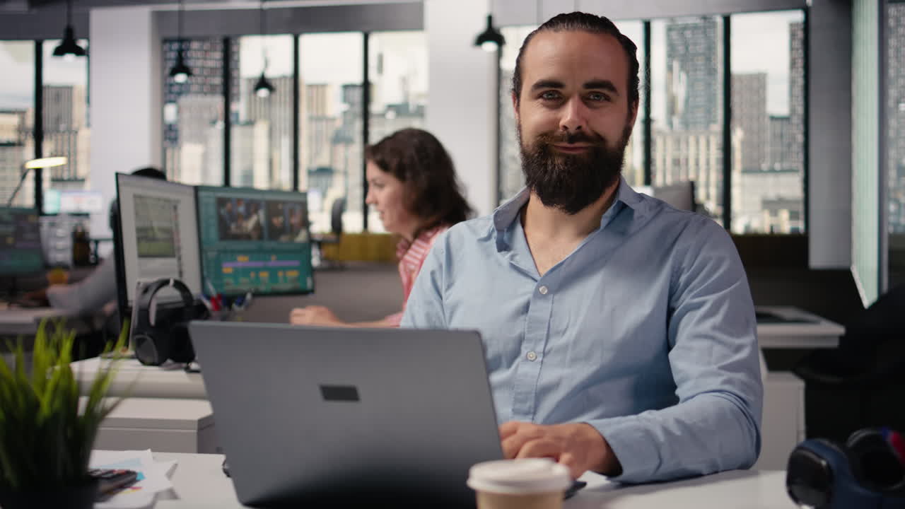 Retrato de empresario, trabajador sentado en un escritorio de oficina inteligente, trabajando en un portátil