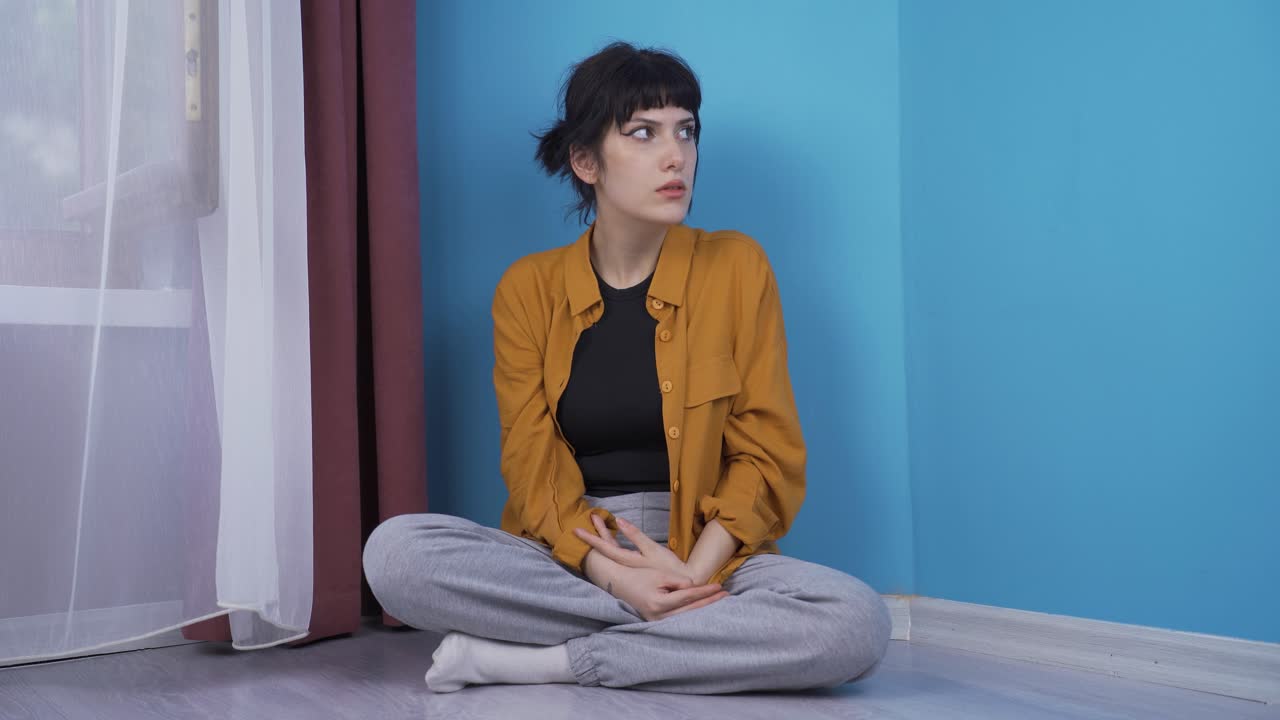 편집증이 있는 젊은 여성.