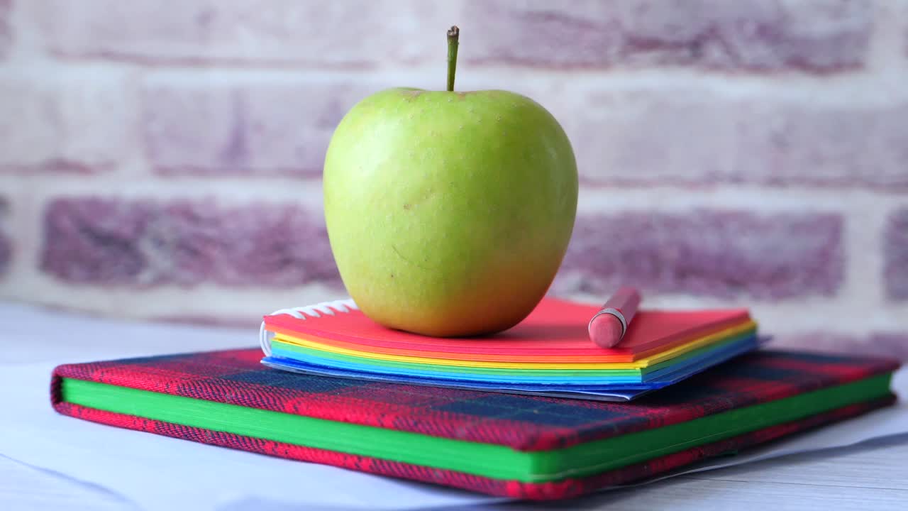 manzana verde en cuadernos de colores
