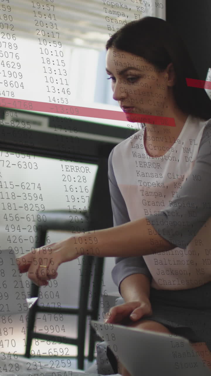 animación del procesamiento de datos en diversas personas de negocios que usan computadoras portátiles