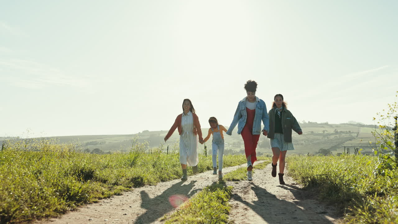 caminando, feliz y de verano en una granja en un campo