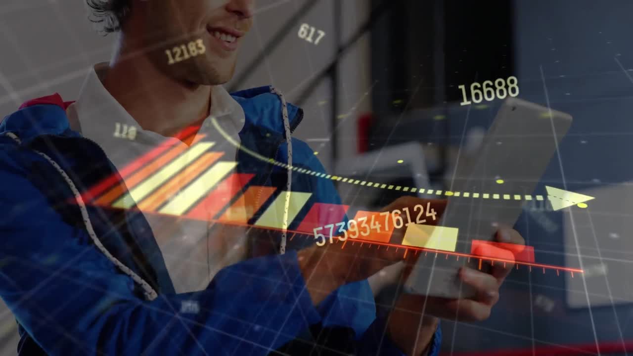 animación del procesamiento de datos y la interfaz gráfica, sobre el hombre sonriente usando la tableta