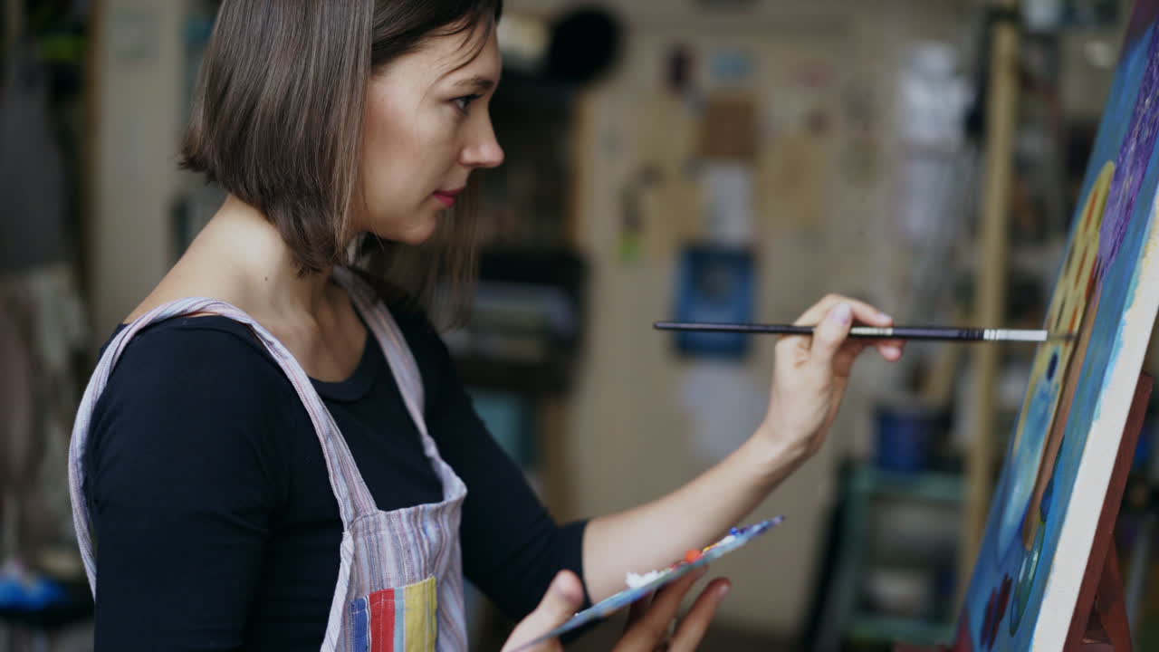 미술 스튜디오에서 그림 그리는 여자
