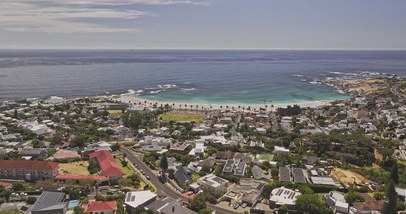 Cape Town, Nam Phi. Chuyến bay thấp trên không v83 phía trên các khu dân cư trên sườn đồi Camps Bay và bờ biển Bakoven với tầm nhìn ra bãi biển và Núi Bàn. Được quay bằng Mavic 3 Pro Cine - Ngày 11 tháng 1 năm 2024.