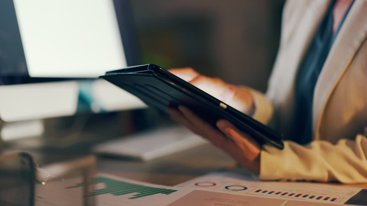 mujer de negocios, tableta en las manos