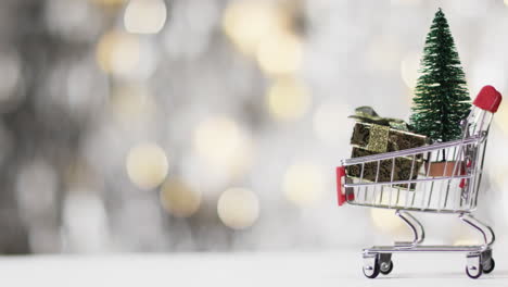 Vídeo-De-Carrito-De-Compras-Con-árbol-De-Navidad-Y-Regalos-Y-Espacio-Para-Copiar-Sobre-Fondo-De-Luces-De-Hadas