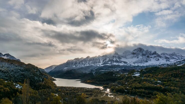 lasso di tempo di alcune nuvole sopra le montagne innevate