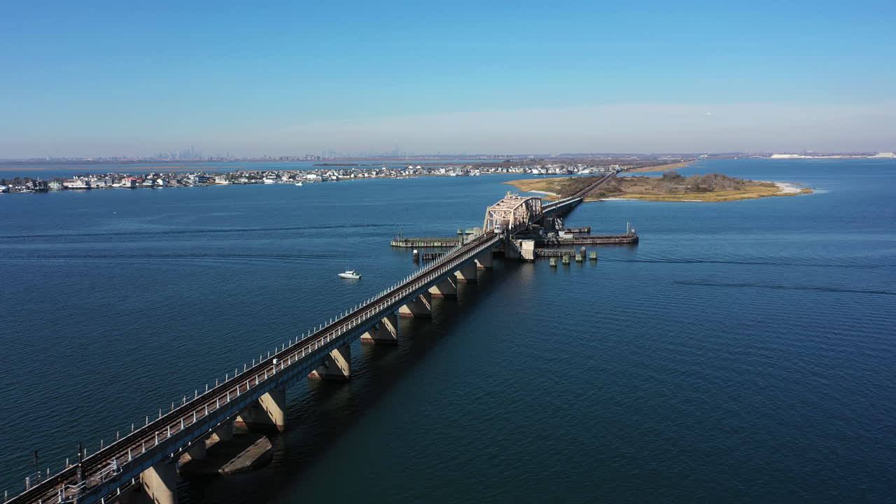 퀸즈, 뉴욕의 풀이 무성한 만 상공에서 공중 촬영