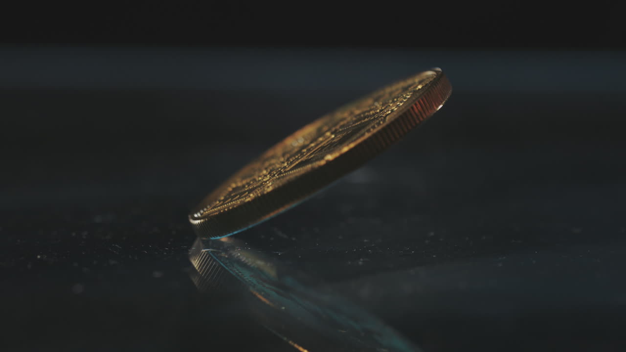 moneda en fuego y reflejo