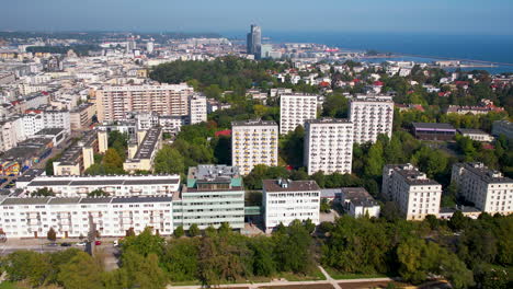 Vista-Aérea-Del-Parque-Centralny-Del-Centro-De-Gdynia,-Divisando-Las-Torres-Marinas-Y-El-Azul-Claro-Del-Mar-Báltico-En-El-Horizonte.