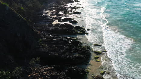 Toma-Aérea-4k-De-Una-Playa-Rocosa-De-Surf-En-Byron-Bay,-Australia