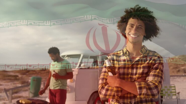 Animazione della bandiera iraniana che sventola su un gruppo di amici eterogenei sulla spiaggia