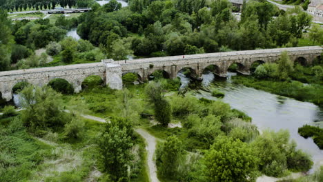 Gente-Cruzando-El-Río-Tormes-A-Través-Del-Puente-Romano-De-Salamanca-En-España