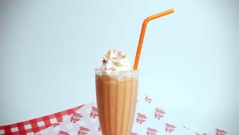 4k filmische food footage van een heerlijke zelfgemaakte milkshake weergegeven in een restaurant op een witte achtergrond