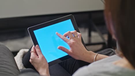 chica usando una tableta digital con pantalla azul