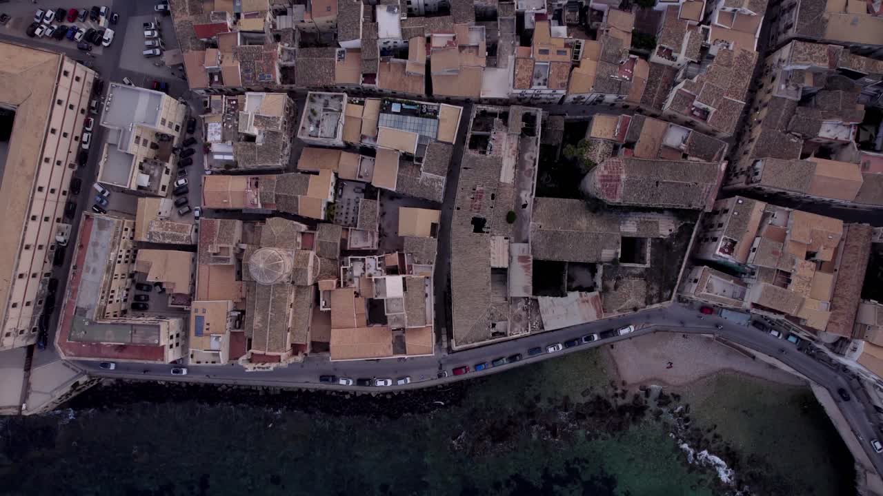 Veduta aerea dall'alto dell'isola di Ortigia, località costiera siciliana, Italia.