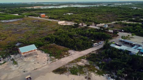 aérea sobre la playa y el complejo cerca de la 'playa secreta de belice' en ambergris caye o bahía, belice