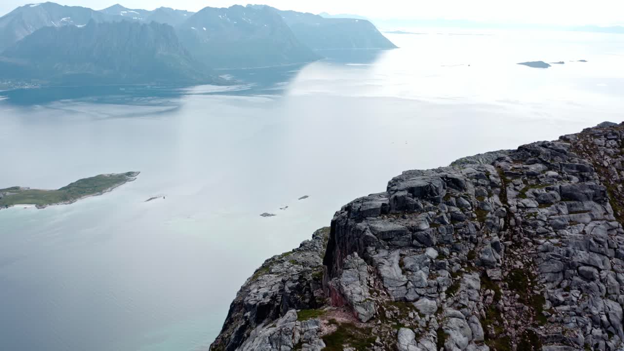 vista aérea de la cresta y los acantilados rocosos de la colina de salberget con vistas al fiordo en senja, noruega