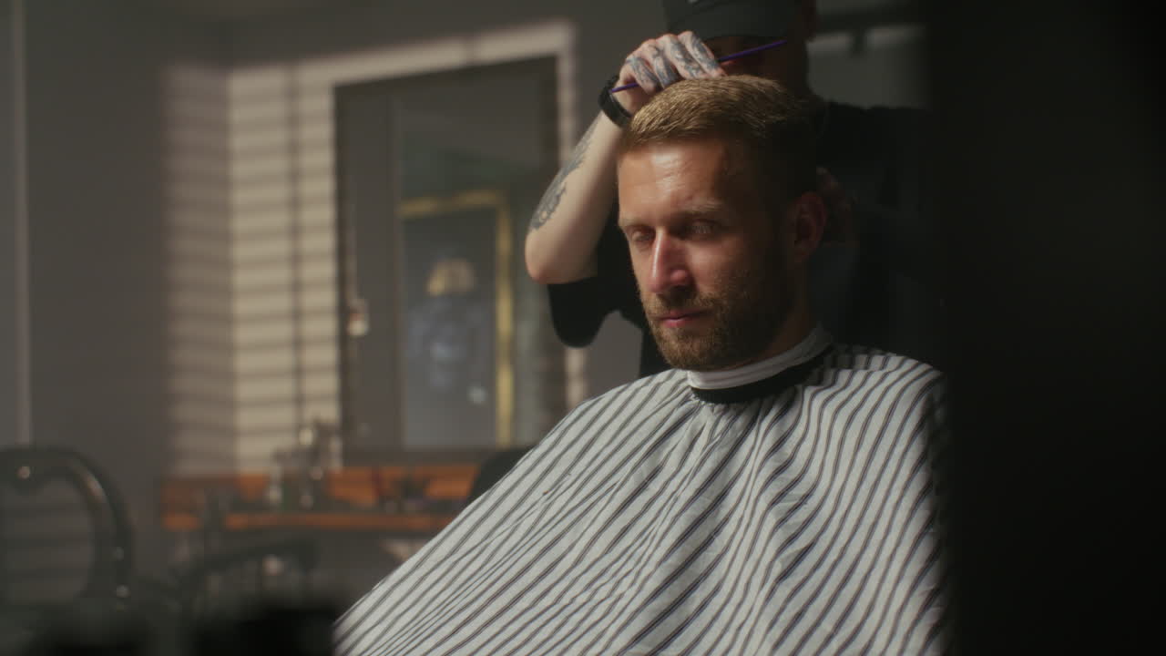 un hombre se corta el cabello en una barbería.