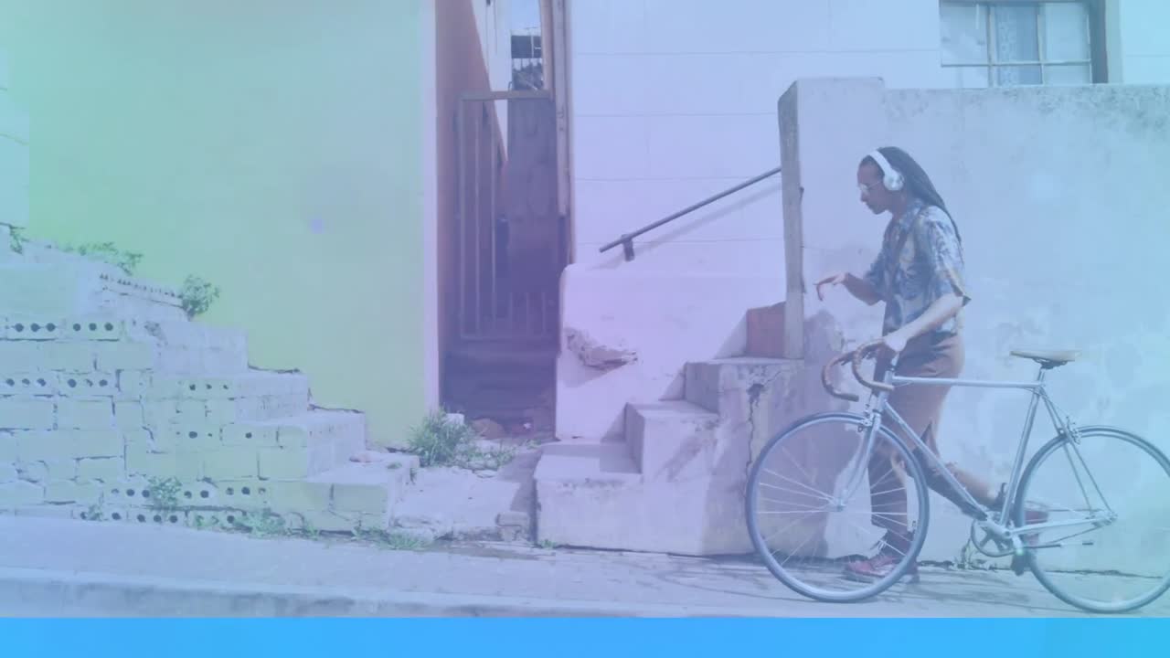 아프리카계 미국인 남자가 자전거를 타고  ⁇ 고 있는 모양의 애니메이션