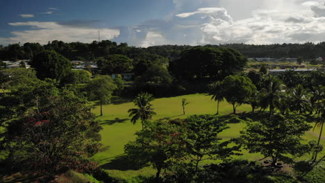 Drone-Volando-Hacia-Atrás-Sobre-Un-Parque-Verde-Mantenido