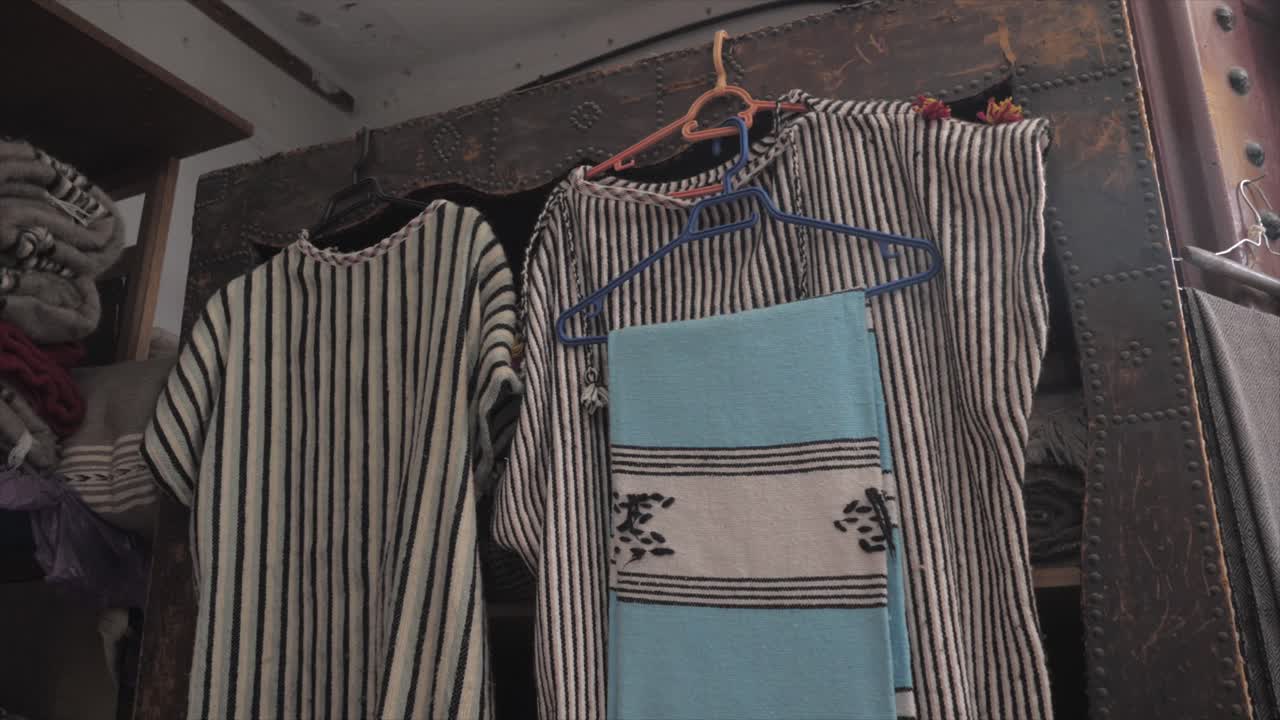ropa tradicional marroquí a la venta en un mercado local en la ciudad de rabat