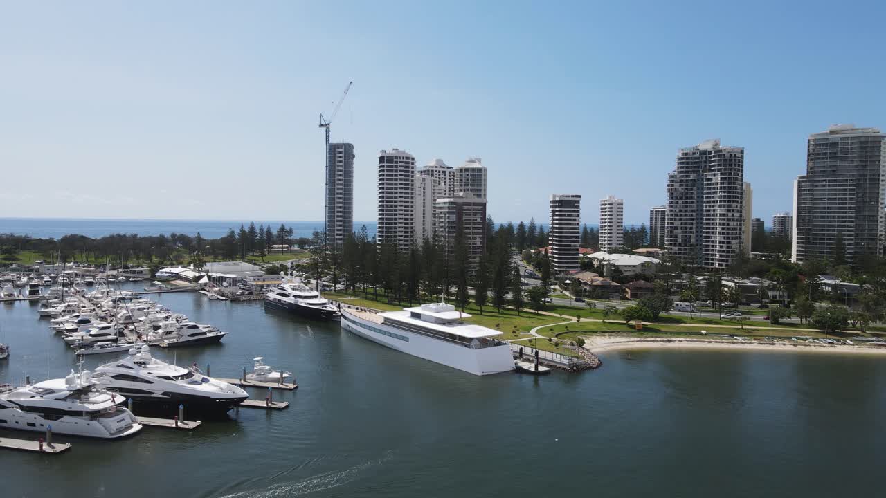 gold coast superyacht marina con el icono de los surfistas ciudad del paraíso del horizonte de gran altura