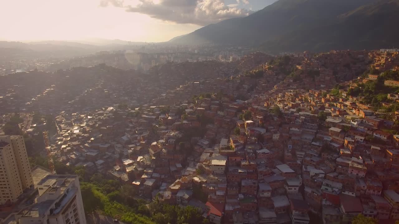 Pemandangan udara permukiman kumuh Petare, di Caracas, Venezuela, saat matahari terbenam