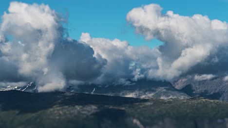 las densas nubes giran sobre la vasta meseta montañosa proyectando sombras oscuras en el suelo