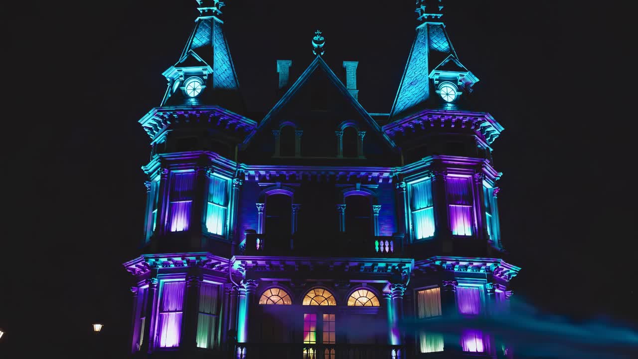 밤에 조명된 저택