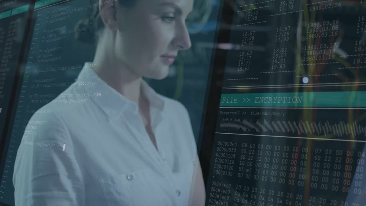 animación del procesamiento de datos sobre una trabajadora caucásica en la sala de servidores