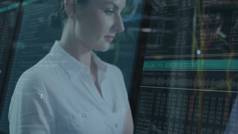 animación del procesamiento de datos sobre una trabajadora caucásica en la sala de servidores