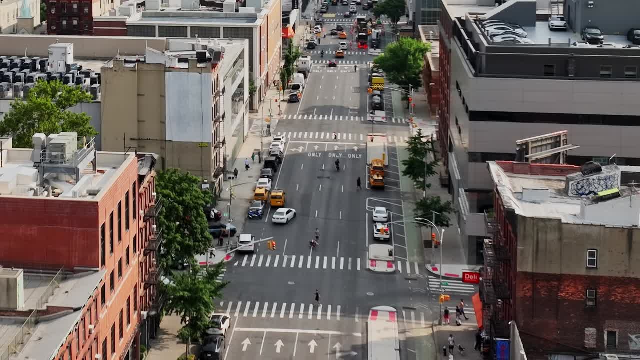 Vista aerea di una strada trafficata a New York durante il giorno