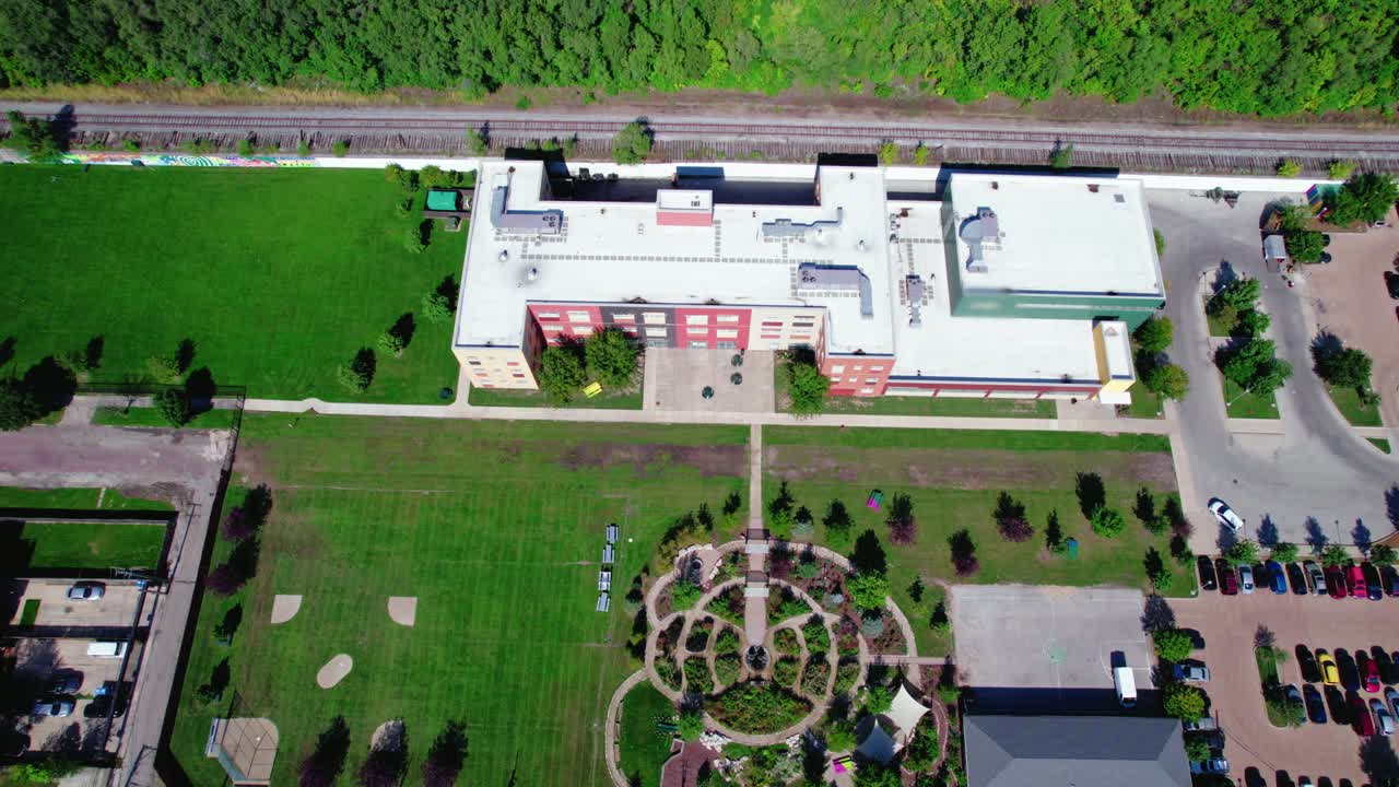 aerial durante el día soleado sobre el edificio de cuidado de crianza en chicago