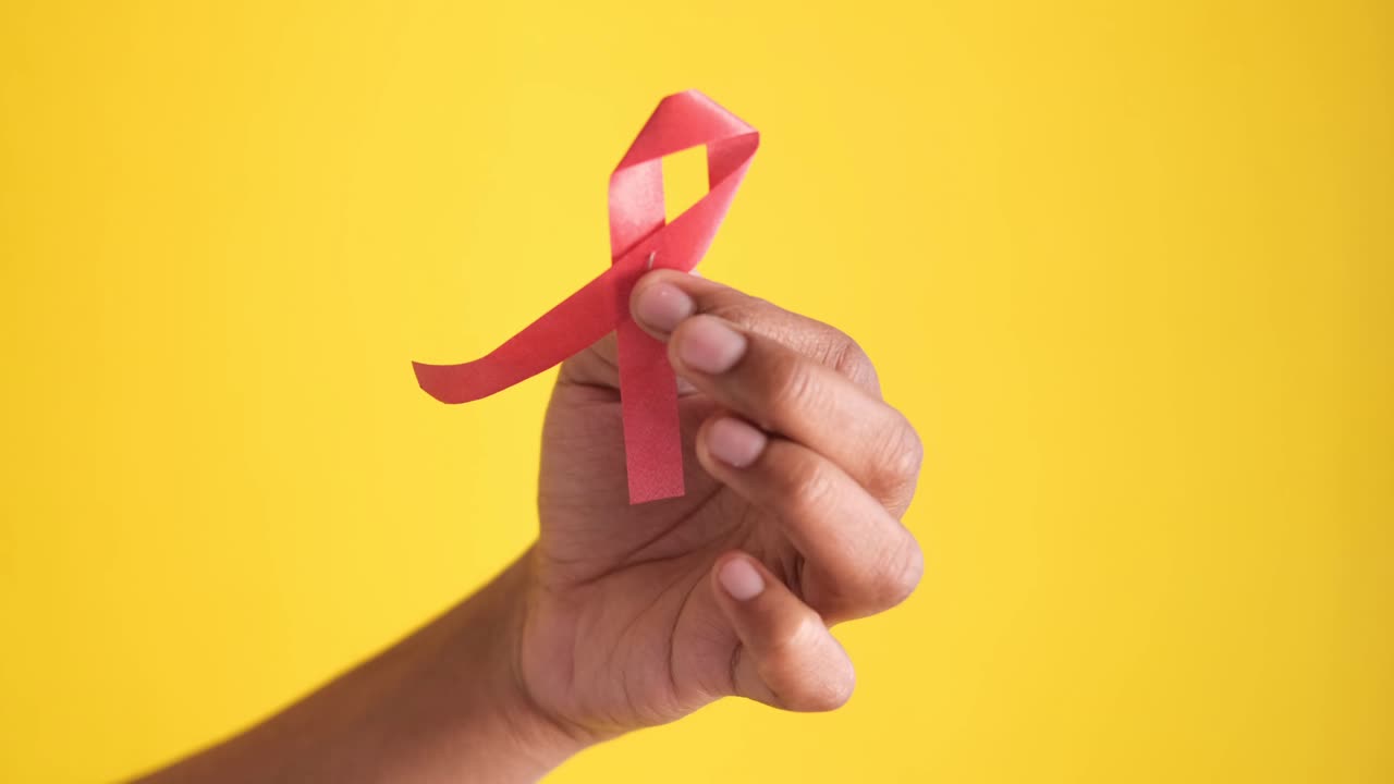 cinta rosada en una mano