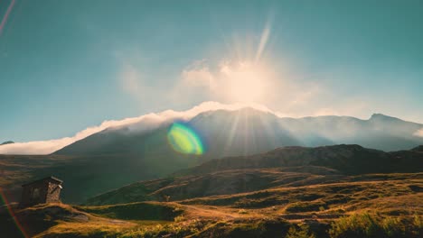 Zeitraffer-Des-Sonnenaufgangs-Zwischen-Rollenden-Wolken-über-Einem-Bergrücken-In-Der-Schweiz-4k