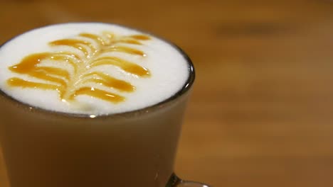 arte del latte con caramelo