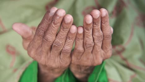 primer plano de mujeres mayores orando con las manos en el ramadán